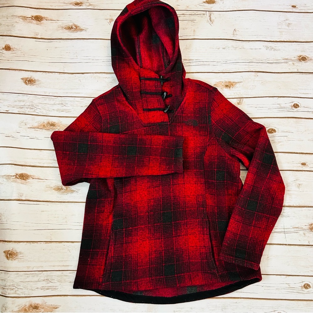 Plaid Northface red and black pull over